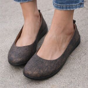 Gentle Souls Women's Dana Slip on Ballet Flat with Metallic Crackling Print 8